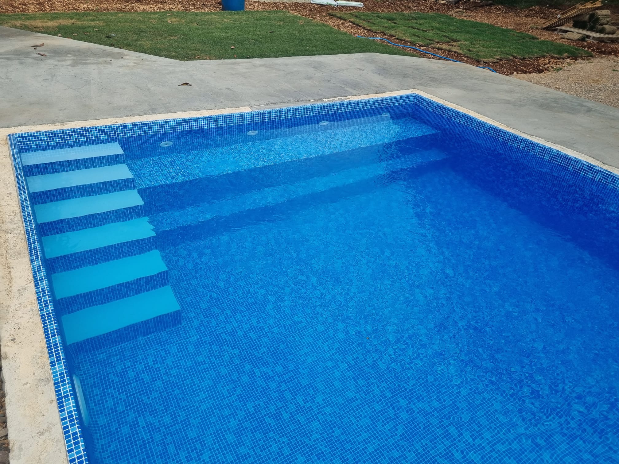 Bazen s plavom mozaik folijom i širokim stepenicama